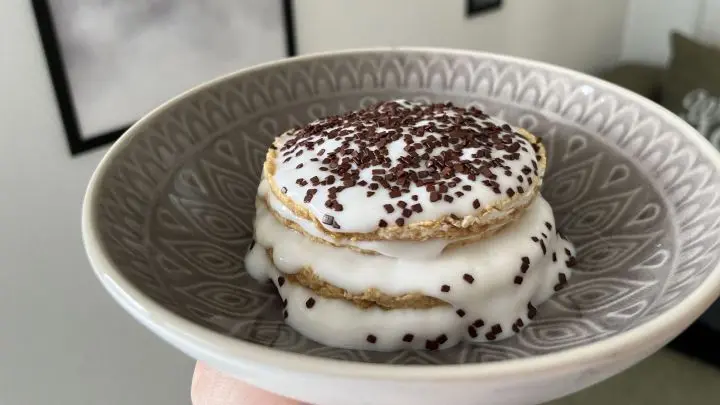 Dieses Tiramisu aus Reiswaffeln und Kokosjoghurt ist nicht nur super cremig, sondern auch reich an Proteinen.