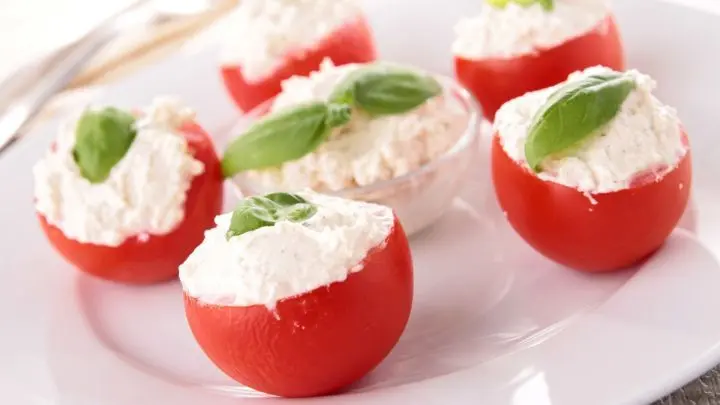 Gefüllte Tomaten mit Frischkäse kannst du als Vorspeise oder Beilage zu genießen. Jetzt Rezept zubereiten!