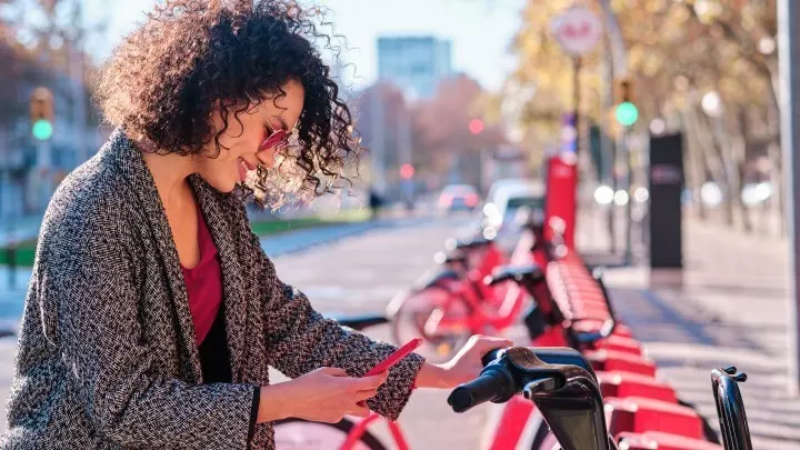 Eine Anschaffung von E-Bikes ist mit immer mit hohen Kosten verbunden. Doch heutzutage gibt es viele Städte und Geschäfte, die einen preiswerten Mietservice für E-Bikes anbieten.