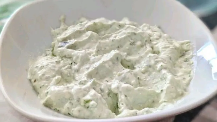 Cremig, würzig, schnell gemacht: Entdecke ein Frühlingsrezept, das perfekt zum Brunch mit Freundinnen passt.