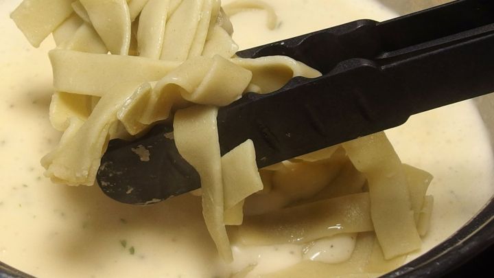 Mein Tipp um Nudeln schmackhaft aufzuwärmen: Einfache Nudelsoße aus der Tüte nach Anleitung zubereiten, und wenn sie fertig ist, einfach die kalten Nudeln hinzugeben und das ganze noch ein paar Minuten auf dem Herd stehenlassen.