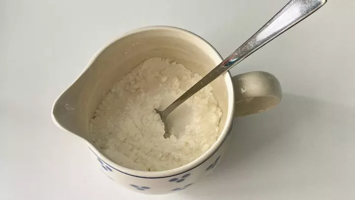 Es ist ratsam, zunächst nur Speisestärke und Zucker in trockenem Zustand zu vermischen. Das vereinfacht hernach das Auflösen und Glattrühren des Stärkepulvers in der Milch.