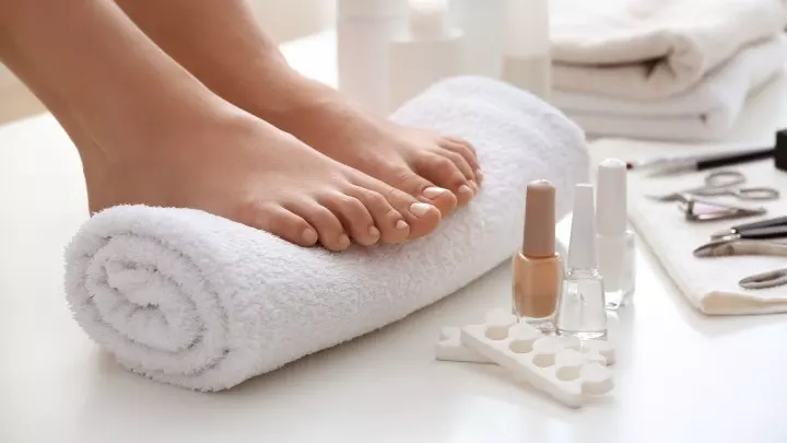 Verwöhne deine Füße zu Hause! Entdecke sieben einfache Fußpflege-Tipps für eine entspannte Pediküre und gesunde, gepflegte Füße.