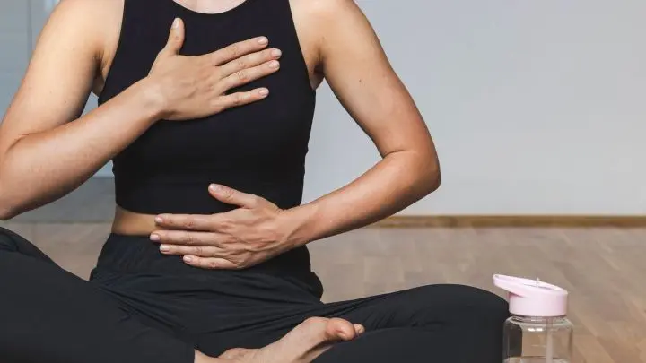 Ganz schnell raus aus dem Kopf: Diese einfache Mini-Routine hilft dir, in stressigen Momenten sofort ruhiger zu werden.