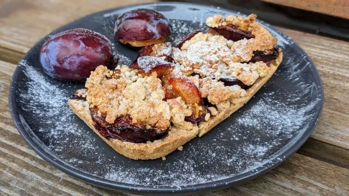 Magst du Streusel? Dann wirst du diesen Pflaumenkuchen lieben! Hier kommen Streusel nicht nur obendrauf, sondern auch drunter. Probierst mal aus!