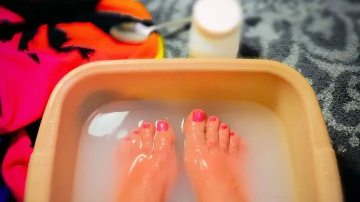 Fußbad mit Schmierseife: Ein wirksames Mittel bei Nagelbettentzündungen. Erfahre, wie du Beschwerden lindern kannst.