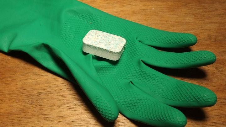 Angebranntes auf dem Boden des Backofens mit Geschirrspülreinigertabs entfernen.