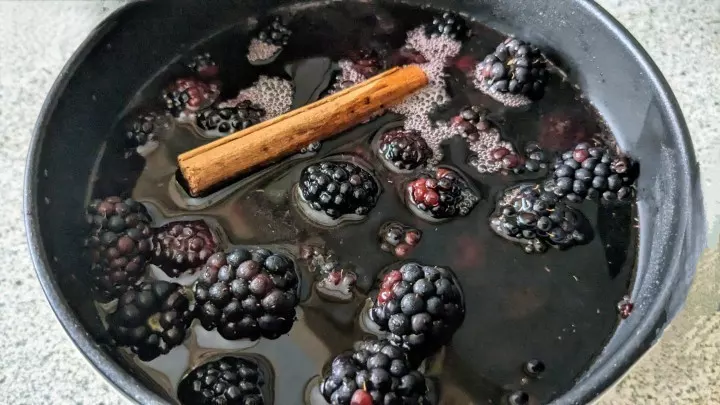 Brombeeren in einem Topf geben und mit Rotwein auffüllen.