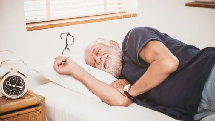 Wusstest du, dass schon kleine Alltagskniffe deine Nächte spürbar ruhiger machen können? Überzeug dich selbst!