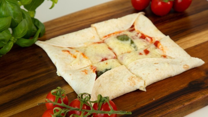 Liebst du Pizza, aber sie dauert dir zu lange? Diese Wrap-Pizza mit Käserand kannst du ganz schnell genießen. Jetzt in nur 15 Min. zubereiten!