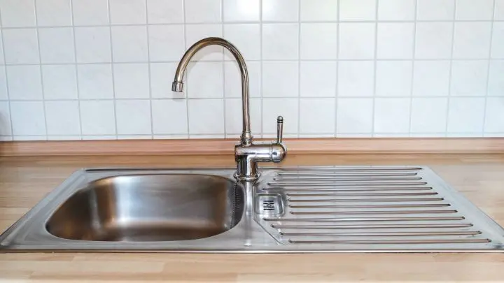 Dein Spülbecken ist matt und glanzlos? Lies hier, wie du mit dem Drogerieprodukt deine Spüle zum Strahlen bringst.