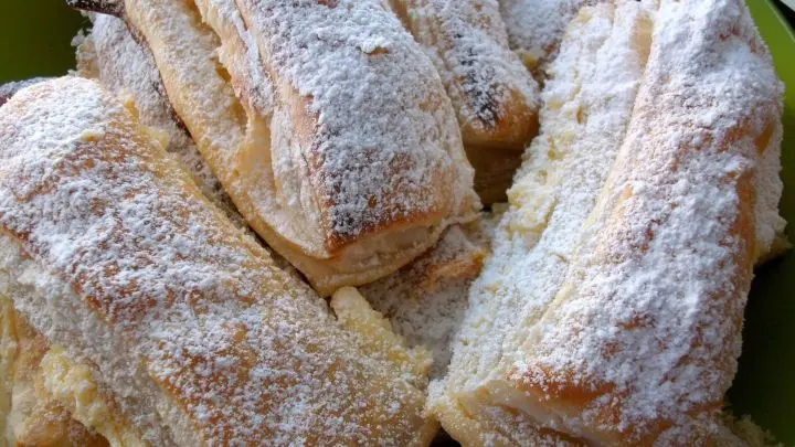 Puddingteilchen wie vom Bäcker: Mit diesem Rezept kannst du zu Hause schnell deine eigenen Blätterteigtaschen mit einer leckeren Vanillecreme zaubern.