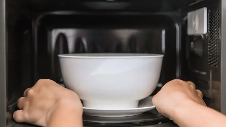 In deiner Mikrowelle hat sich schon wieder eine klebrige Fettschicht breit gemacht? Dann wird es höchste Zeit, sie wieder davon zu befreien.