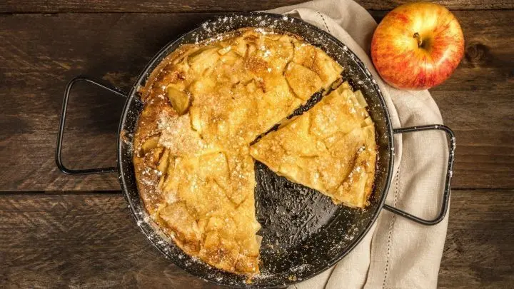 Du möchtest schnelle, fluffige Apfel-Pfannkuchen nach Omas Art zubereiten? Nichts leichter als das! Lies jetzt das Rezept dazu!