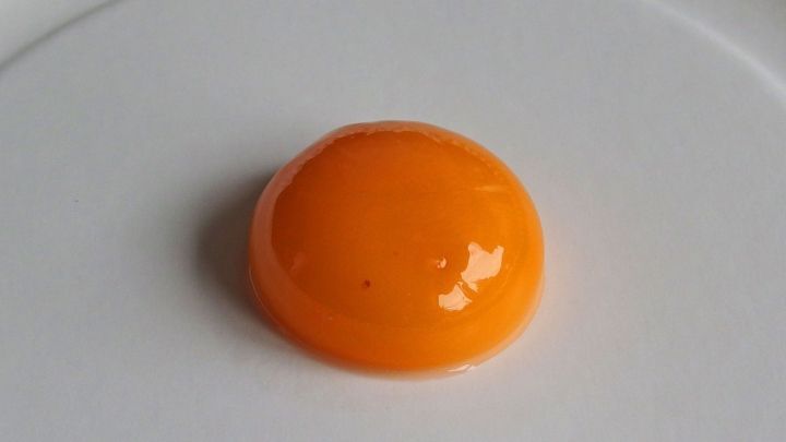 Gegen Pickel hilft eine Maske aus einem Eigelb, vermischt mit dem Saft einer halben Zitrone.