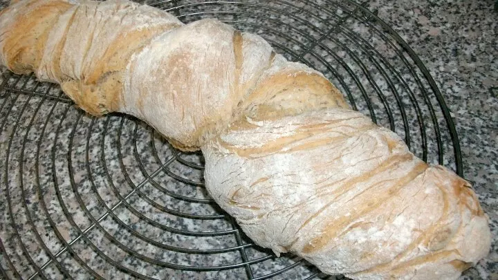 Mein fertig gebackenes Brot nach 20 Min. bei 250 Grad Ober-/Unterhitze und dann noch weitere 10 Min. bei 200 Grad.