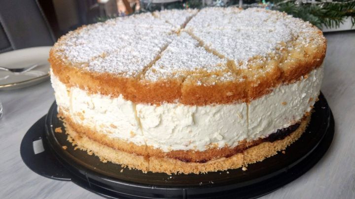 Diese K&auml;sesahnetorte mit Knusperboden ist der Hingucker auf deinem n&auml;chsten Kuchenbuffet und schnell gemacht. Jetzt Rezept lesen und nachbacken!