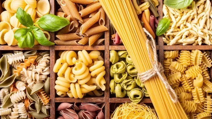 Die Vielfalt der Pastasorten spiegelt die kulinarische Tradition Italiens wider. Jede Form hat nämlich ihre eigene Geschichte und wird immer noch mit sehr viel Leidenschaft zubereitet. 