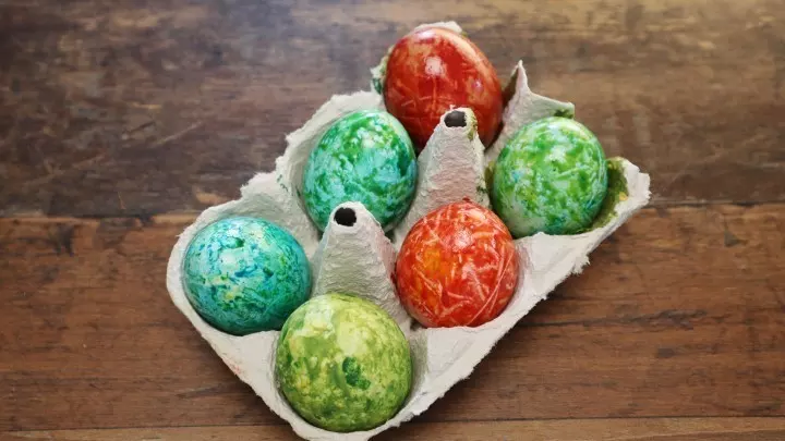Im Eierkarton kannst du die Eier nach dem Färben gut trocknen lassen. Nimm für das Färben mit Acrylfarben unbedingt ausgeblasene Eier, keine hartgekochten Eier.