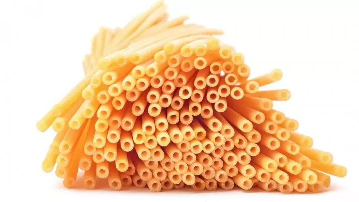 Bucatini: Lange, hohle Nudeln, ähnlich wie dicke Spaghetti.