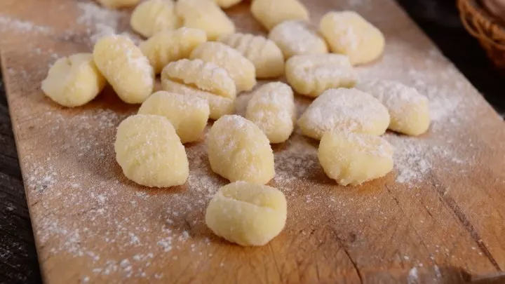 Gnocchi: Kleine, weiche Klößchen aus Kartoffelteig.