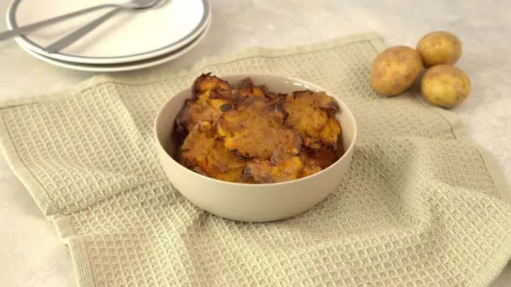 Gekocht, zerdrückt & knusprig gebacken: Wir zeigen dir drei Varianten der Smashed Potatoes aus dem Ofe