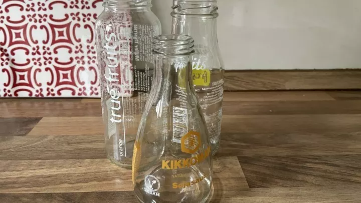 True Fruits, Glück und Kikkoman Flaschen und Gläser stehen für die Etikettenentfernung bereit.