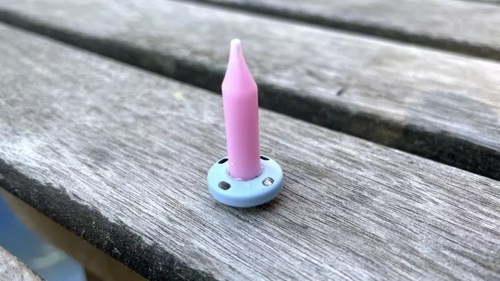 Ein Mini-Kerzenständer aus einem einfachen Druckknopf gemacht.