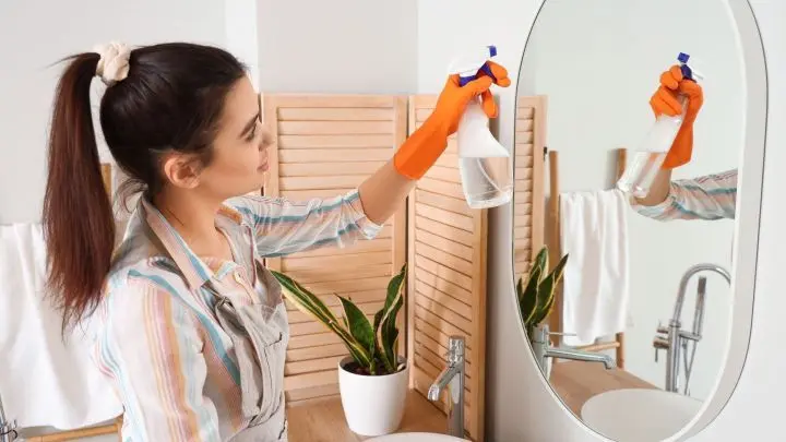 5 einfache Hausmittel, um Badspiegel streifenfrei zu reinigen. Tipps, die du leicht umsetzen kannst – jetzt lesen und mehr erfahren!