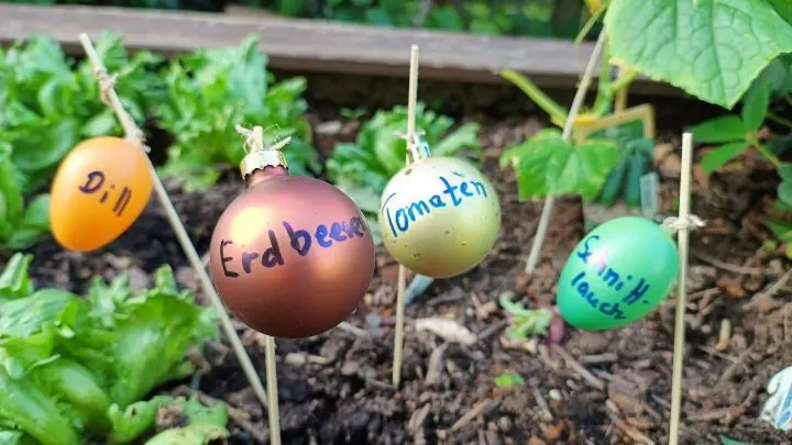 Mach mehr aus alten Weihnachtskugeln: Verwandle sie in stilvolle Kräuterschilder. Eine kreative DIY-Upcycling-Idee für deinen Garten.