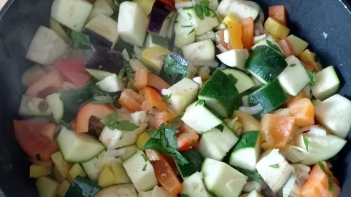Das Gemüse und die Kartoffeln werden in Öl angebraten und mit den Kräutern sowie Pfeffer und Salz gewürzt.