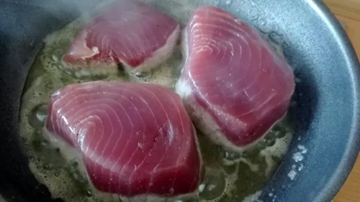 Die Thunfisch-Steaks brät man auf jeder Seite 3 bis 4 Minuten. Sie sollten nicht ganz durchgegart sein.