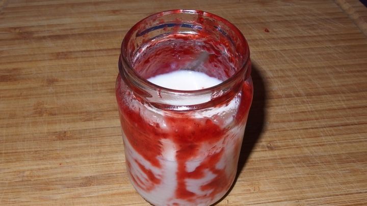 Marmeladenreste lecker verwerten: Marmeladenglas einfach mit Milch oder Joghurt füllen. Verschließen und kräftig schütteln. Fertig.