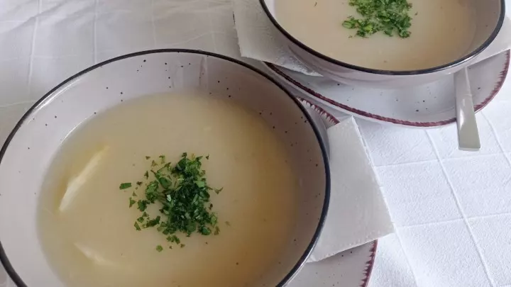 Spargel-Creme-Suppe: Im Spargelwasser werden noch Schalen und Endstücke ausgekocht und im Sud püriert man noch ein paar Spargelstücke.  