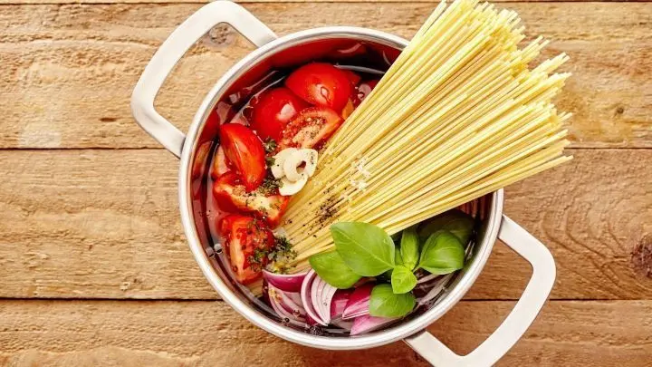 Keine Lust auf viel Abwasch? Hier sind 4 einfache und schnelle One-Pot-Gerichte, für die du nur einen Topf brauchst.