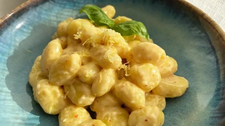 In nur etwa 5 Minuten sind diese leckeren, zitronigen One-Pot-Gnocchi fertig.