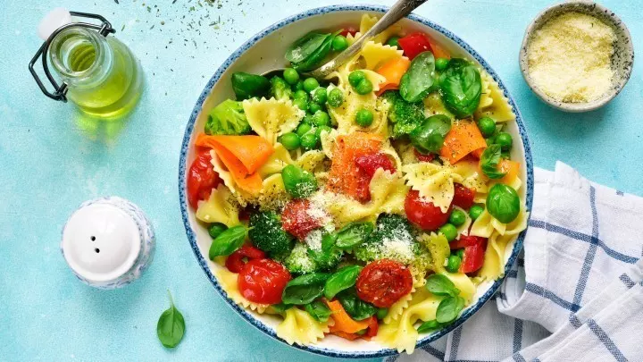 Warum immer nur Nudeln mit Pesto? Bei dieser One-Pot-Pasta Primavera hast du eine Menge Gemüse dabei und bist trotzdem schnell mit der Zubereitung fertig.