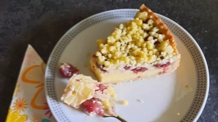 Dieser Schmandstreuselkuchen mit Kirschen ist eine äußerst leckere Variante eines Käsekuchens.