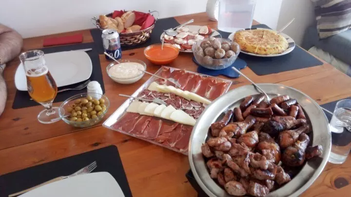 Eine gedeckter Tapastisch. Viele Köstlichkeiten aus der spanischen/kanarischen Küche. Die Vielfalt ist groß.