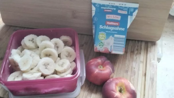 Die Bananenscheiben etwas antauen lassen und in den Blender geben und mit Sahne pulsartig mixen