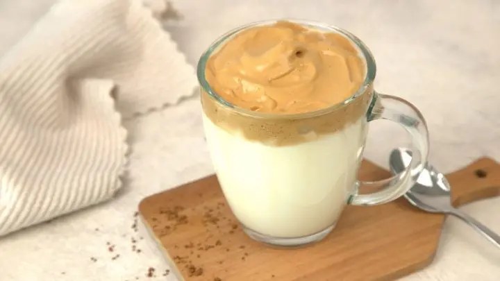 Cremig aufgeschlagener Kaffee trifft auf Milch: Diesen Dalgona Kaffee kannst du mit nur 4 Zutaten selber machen.