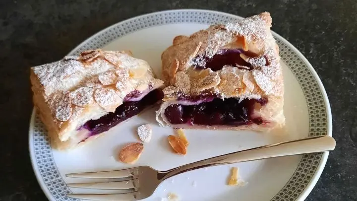 Sieht sie nicht unwiderstehlich aus, meine Blätterteigtasche mit Heidelbeeren? Ich war selbst überrascht.