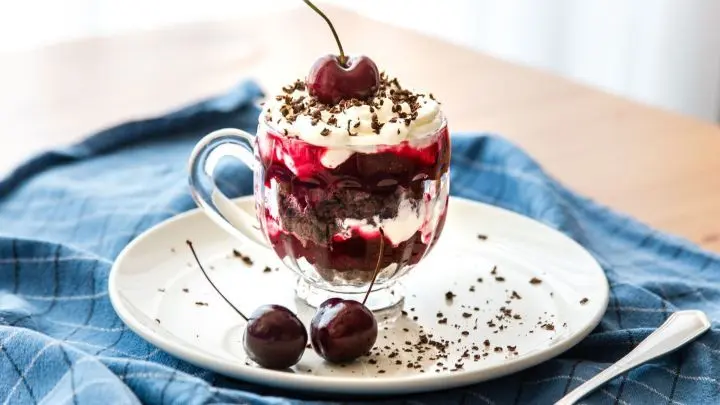 Leckeres Schwarzwälder-Kirsch-Dessert im Glas - einfach & schnell! Verwandle Kuchenreste in ein köstliches Schichtdessert. Jetzt Rezept lesen!