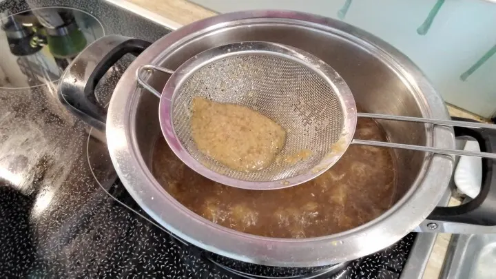 Der Braten wird mit Geflügelbrühe angegossen. So entsteht eine gute Soße. Mit Weißbiersenf abgeschmeckt. 