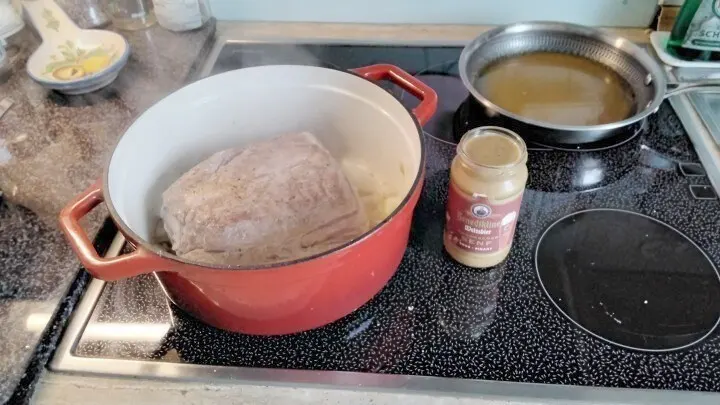 Schweinenacken braten, salzen und pfeffern, wenn möglich aus der Mühle. Die Oberfläche mit dem Weißbiersenf bestreichen.