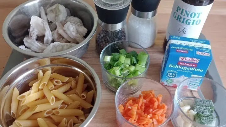 Diese Zutaten hatte ich noch im Kühlschrank vorrätig, um das Pastagericht in kurzer Zeit herzurichten.