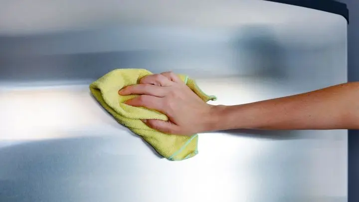 Reinige Edelstahl schnell und einfach mit Babyöl – fettfrei und glänzend! Probiere es aus und erlebe den langanhaltenden Glanz selbst!