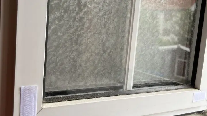 Am Fensterrahmen wird selbstklebendes Klettband angebracht, sodass man Alu-Trittschalldämmung nach Belieben anbringen und wieder entfernen kann.