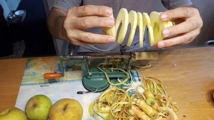 Sieht witzig aus, macht aber was sie soll: Die Apfelschälmaschine sticht das Kerngehäuse aus und schneidet den Apfel in Spiralen.