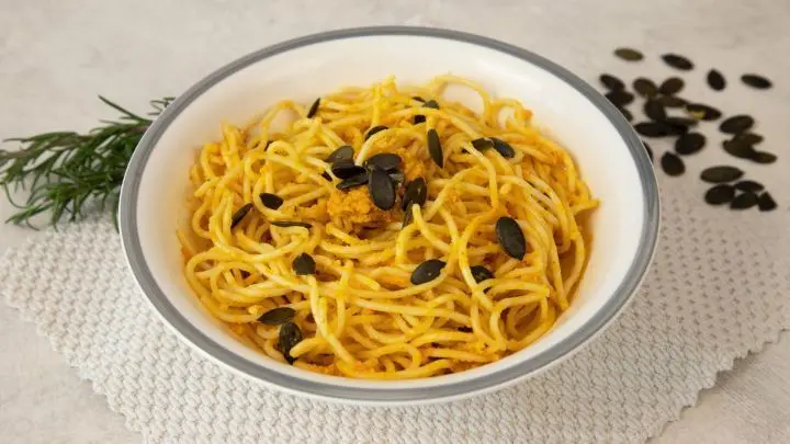 Schon mal Spaghetti mit Kürbispesto probiert? Passt perfekt zum Herbst und ist eine geschmackliche Abwechslung zum grünen oder roten Pesto.